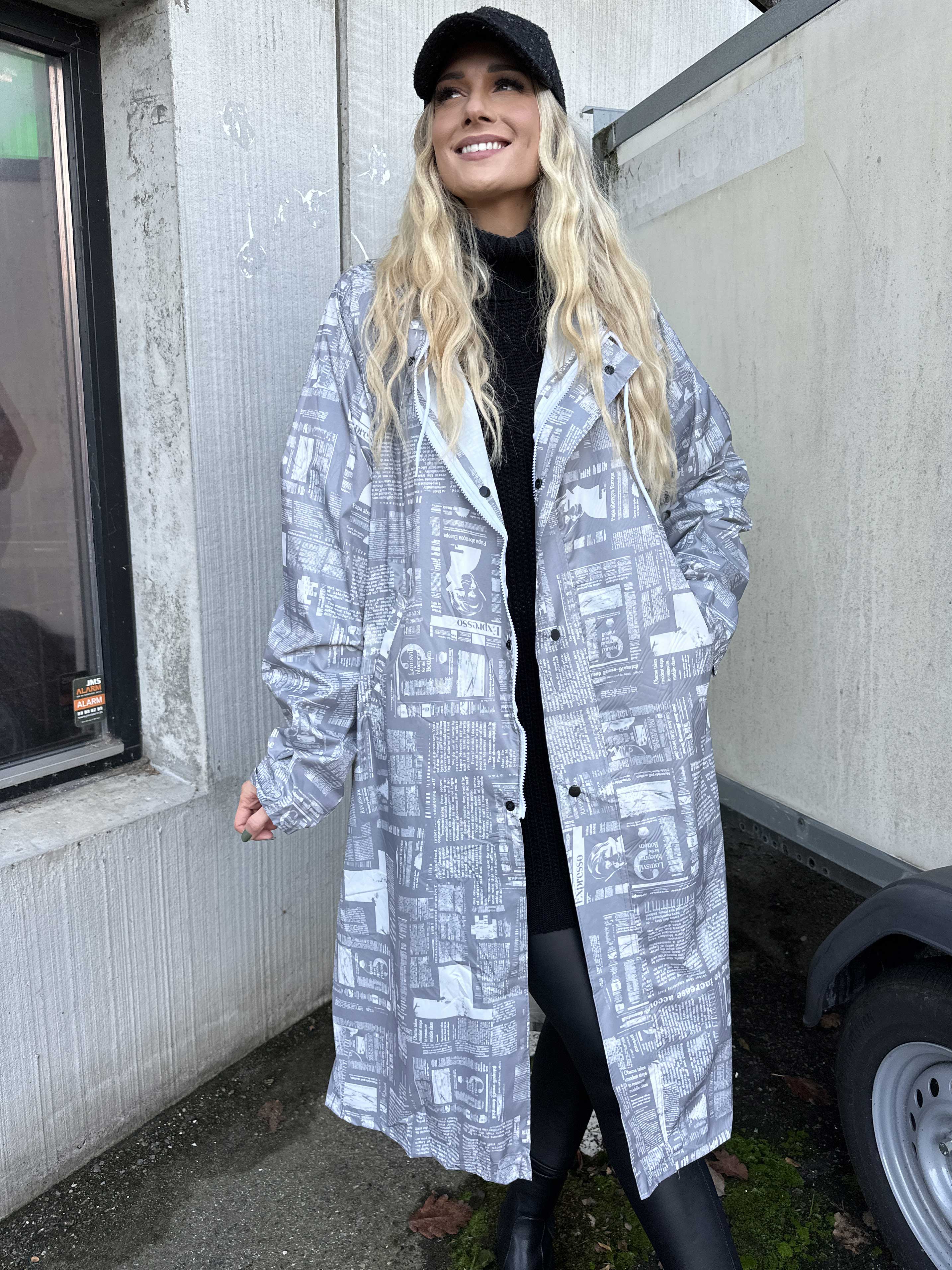 Reina Print - Regnjakke med avisprint